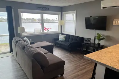 Image de Adorable chalet sur le lac Silver de Traverse City!