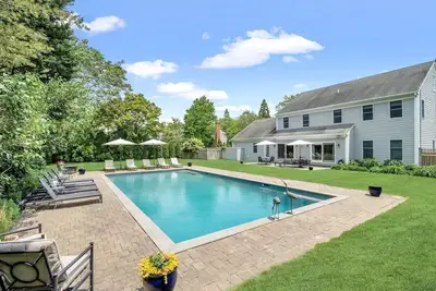 Image de Contemporary Southampton Village Home Walking Distance to Town, Pool, . . .