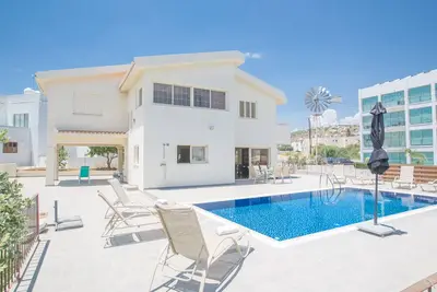 Villa Lottie, Villa moderne 4bdr Protaras avec piscine, proche de la plage