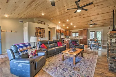 Image de 1 Mi to Rainbow Lake: Newly Built & Woodsy Retreat