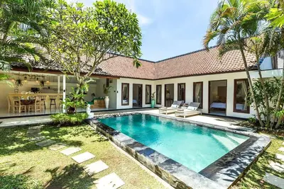 Image de Nouvelle villa Stilysh de 3 chambres à 10 minutes à pied de la plage!