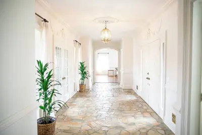 Image de 12-Person House with Hot Tub on Spectacular Estate