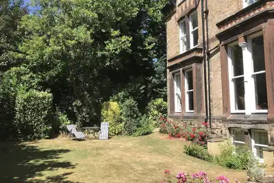 Image de Grand appartement au 2ème étage avec jardin près de Lark Lane et du centre-ville
