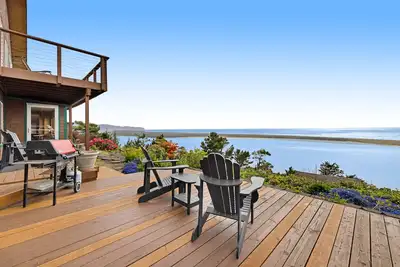 Image de Nouvelle Liste! Magnifique, spacieuse maison en bord de mer avec balcon privé. Près de la ville!