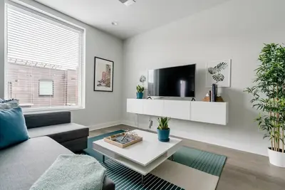 Image de Fabulous and Brand New Downtown Condo with free parking and gym