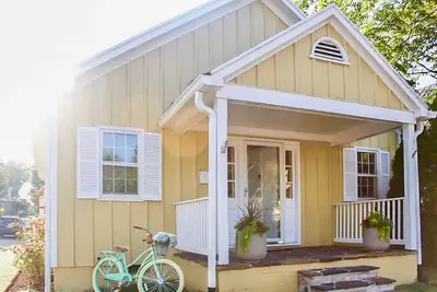 Image de Cottage on King | Charming Historic Leesburg Home