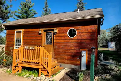 Image de Pineview Cabin Ă Bayview Cabin Resort sur le pittoresque lac Northwoods en Wi.