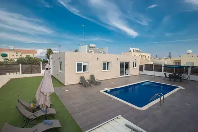 Villa Niovi, Magnifique Bungalow 3bdr Protaras avec Piscine, Près de la Plage