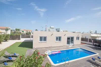 Villa Noele, Beautiful 3bdr Protaras Bungalow with Pool, Close to Fig Tree Bay