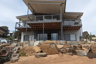 Image de Maison de plage moderne de deux étages avec une vue imprenable