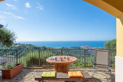 Agréable appartement pour 4 personnes avec Wifi, climatisation, Tv, patio et parking