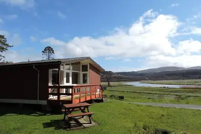 Image de Chalet Malabar avec fenêtres pleine longueur et vues spectaculaires sur le lac