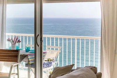 Image de Magnifique appartement avec vue superbe sur la mer. Parking et wifi.