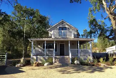Image de Downtown Location, Uptown Elegance! Re-Modeled “Murphys Original School House\"