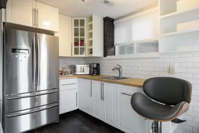 Image de Cozy and serene 1 bed one bath, large den basement in NolanHill