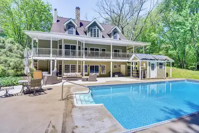 Image de Huge Family Home w/ Pool - 13 Mi to Lake Michigan!
