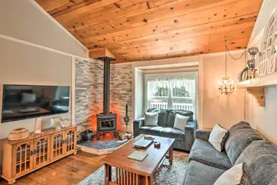 Image de Hot Tub, Fire Pit: Family-Friendly Murphy Home