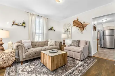 Image de Mise à jour de l'unité de 2 chambres du centre-ville de Fenton - Près des lacs, marchez au centre-ville!