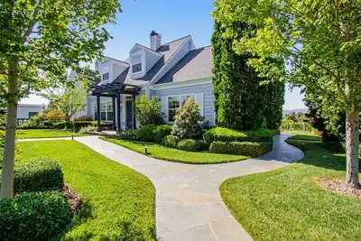 Image de Dog-friendly home on 10 acres w/private hot tub, English garden, patio