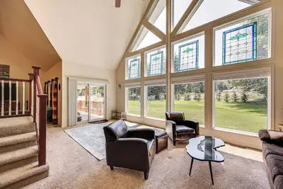 Image de Hot Tub, Deck + Game Room: Port Angeles Home
