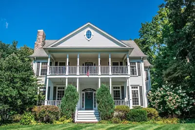 Image de Large Luxury Family Home Near Five Colleges. The Top short term rental in area!