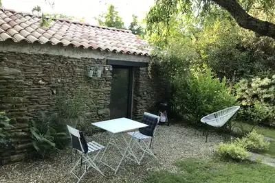 Jolie maisonnette dans un écrin de verdure au grand calme!