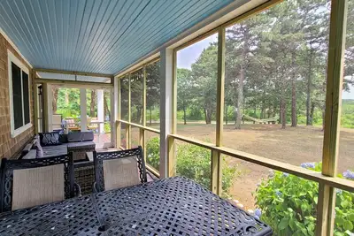 Image de Bright & Spacious Bayside 3bd--A/C, Screened-in Farmer's Porch, Close to Town Center