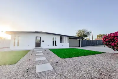 Image de Maison de conception confortable récemment rénovée! Meubles, draps et matelas neufs