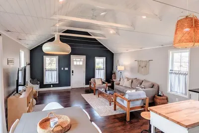 Image de The Sycamore Cottage - 2 Br & 1. 5 Bath - Hot Tub - Steps to Downtown
