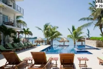 Image de ocean front penthouse condo with private rooftop terrace