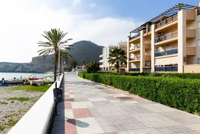 Apto Castell Beach. Appartement avec une grande terrasse en bord de mer.