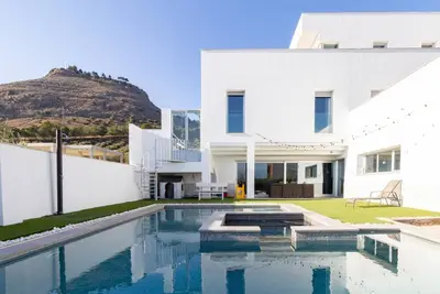Image de Villa design avec jardin, piscine et vues fantastiques