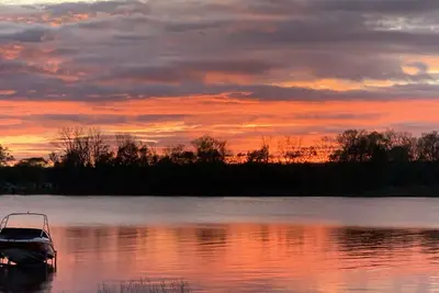 Image de \"Perfect Sunset\" Waterfront Cottage Coldwater Mi area. Nice all sports lake.