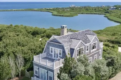 Image de Adorable Cliffside Home with Breathtaking Views