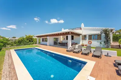 Image de Maison de vacances moderne \"Bini Nura\" avec vue sur la mer, Wi-Fi, jardin et piscine.