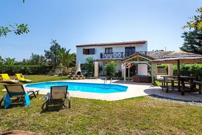Image de Villa de charme, piscine privée, bain à remous, vue sur la mer à proximité du joli port de pêche de Pomos!