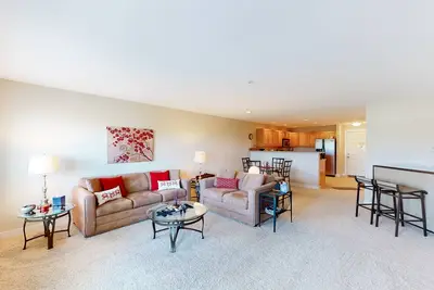 Image de Open & airy condo w/ private balcony, jetty view, & quick access to the beach
