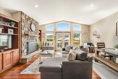 Image de Inviting getaway with a pool, private hot tub & lake views - walk to restaurants