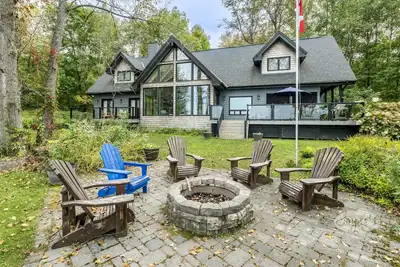 Image de Gorgeous Lake Vernon - 5 Bdrm! 5 min boat to Huntsville! Ac! Sandy Beach!