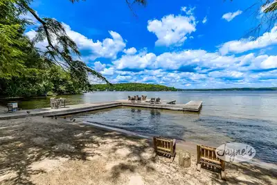 Image de Private Rosseau Beachfront Cottage! Sunrises & Sunsets! Sleeps 15! Must See!