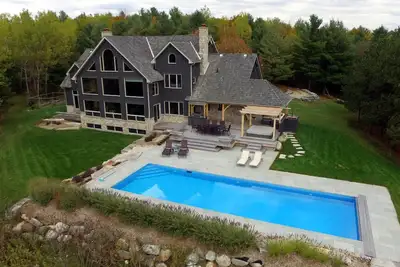 Image de Luxurious 5 bdrm, 4 bath farmhouse in Mulmur! 4 Season Country Getaway! Swim & Ski!