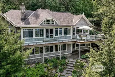 Image de Immaculate, Resort-Like Property on Lake Rosseau!
