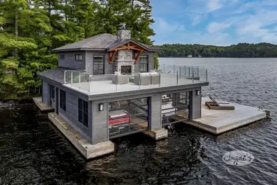 Image de Ultimate Boathouse Entertaining, New 6 bdrm, 8 bath Cottage/Boathouse! Hot tub!