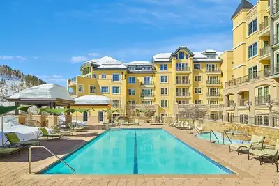 Image de Premier Ritz-Carlton 3br residence w/ mountain view, pool, spa, hot tubs onsite!