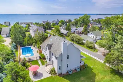 Image de Mattituck Beach Gem. Spacious & Gorgeously Renovated Beach House Steps to Bay.