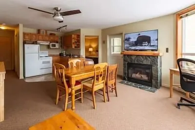 Image de Ski-In /  Hot Tubs! / Sauna / Ac