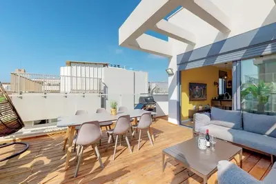 Sunny 1br Penthouse by HolyGuest