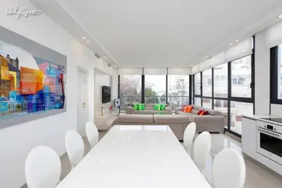 Image de White House 3br in Gordon Beach by HolyGuest