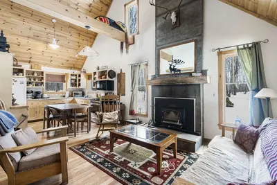 Image de Quiet Cabin in the Woods - Secluded Yet Close to It All