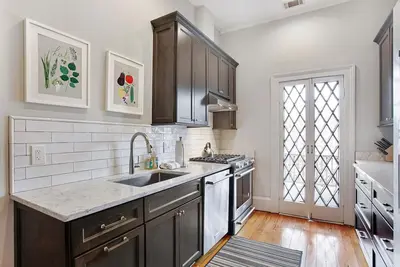 Peaceful & Beautiful Upper Apt! 2 Private Balconies!